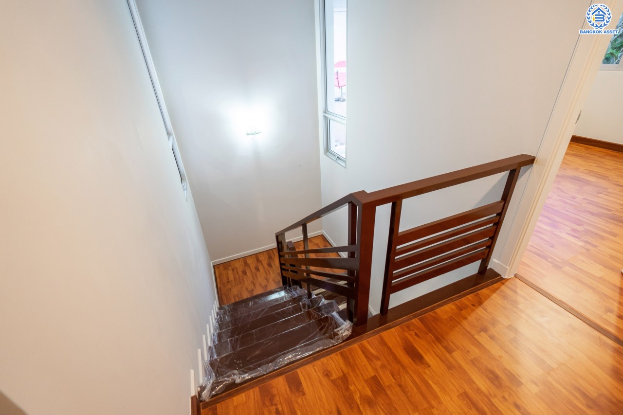 บ้านมือสองตกแต่งใหม่ ม.วิลล่าการ์เด้น1 รัตนาธิเบศร์ หลังมุม เนื้อที่ 64.1 ตร.ว. ฟังก์ชัน 4 ห้องนอน 3 ห้องน้ำ 2 ที่จอดรถ บนทำเลเดินทางสะดวก เชื่อมต่อถนนรัตนาธิเบศร์, ถนนราชพฤกษ์, ถนนกาญจนาภิษก ใกล้เซ็นทรัลเวสต์เกต รถไฟฟ้าสายสีม่วง "สถานีบางพลู" และ ทางด่วน "กาญจนาภิเษก"